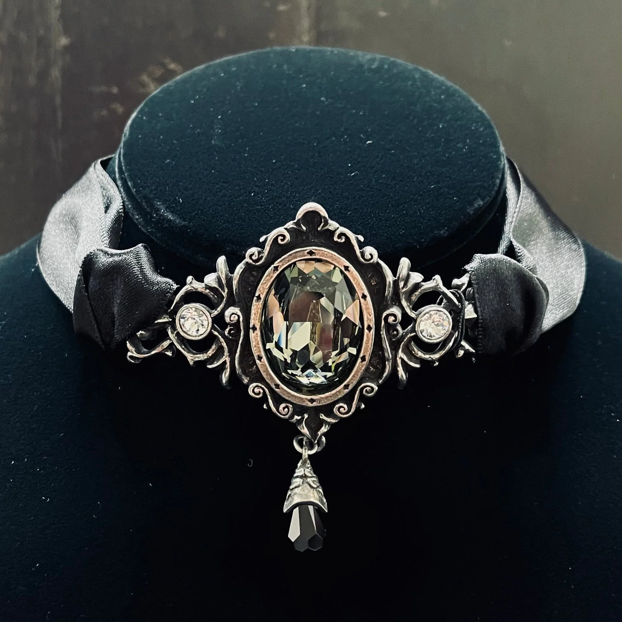 GREYHEART CHOKER