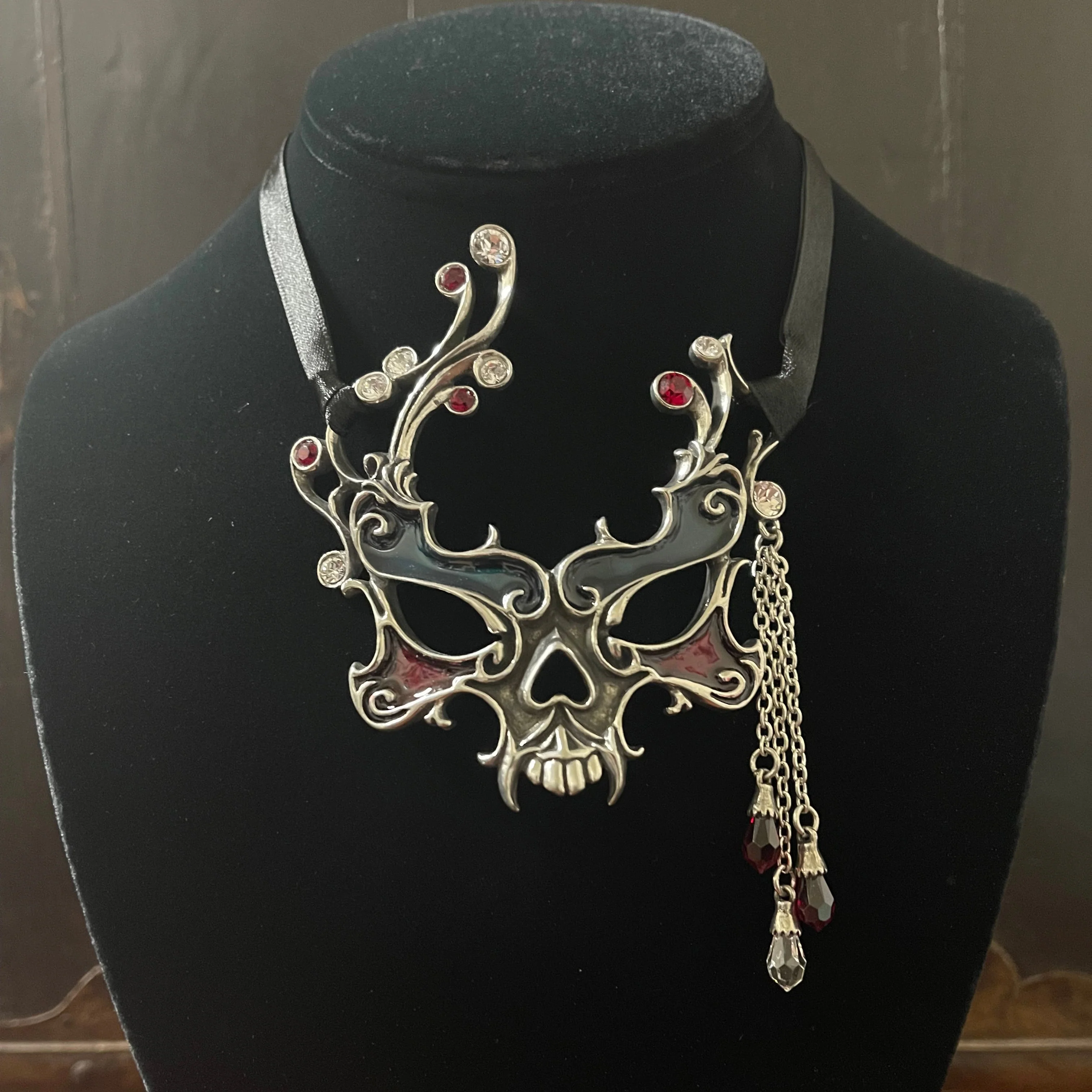 THE MASQUERADE NECKLACE