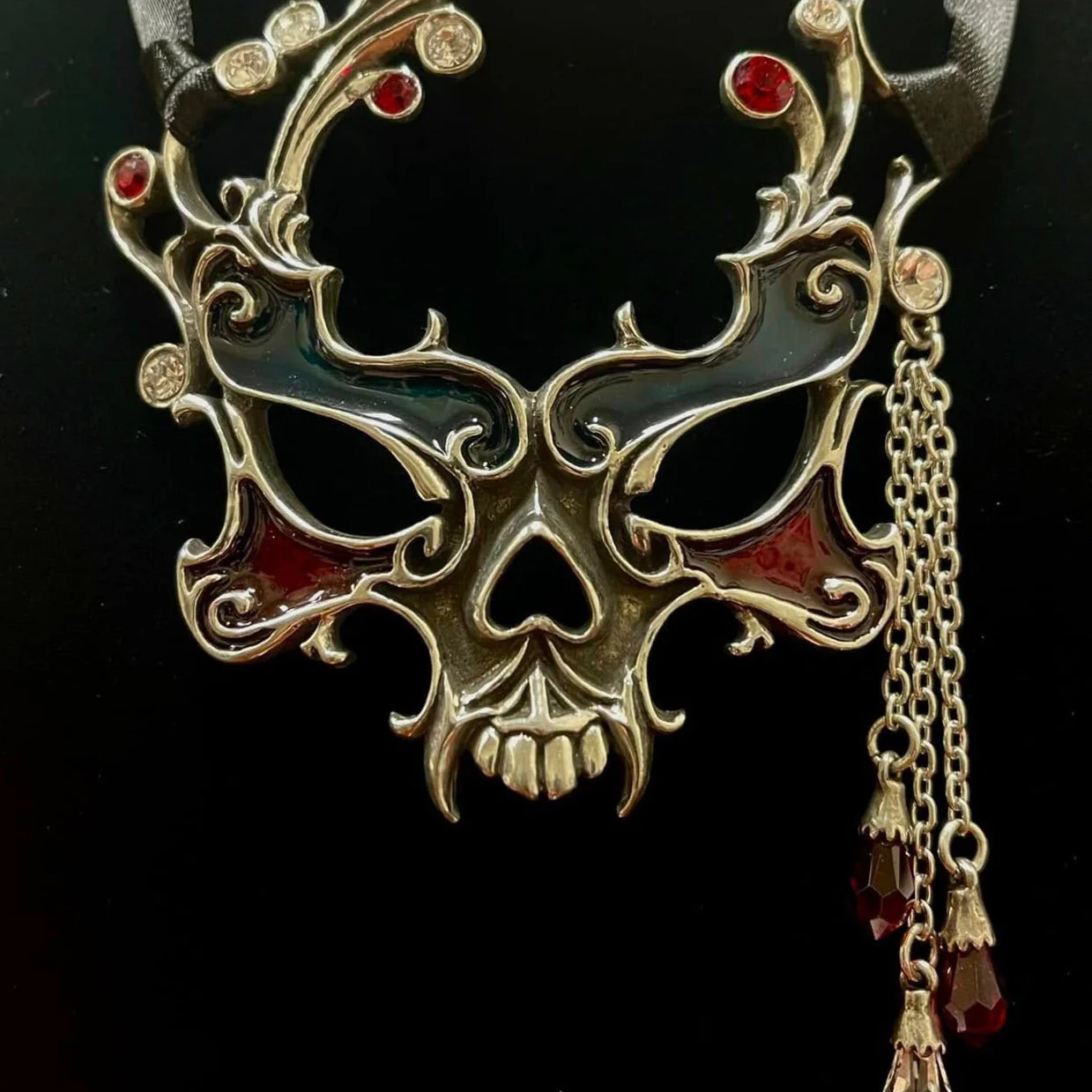 THE MASQUERADE NECKLACE - Image 2
